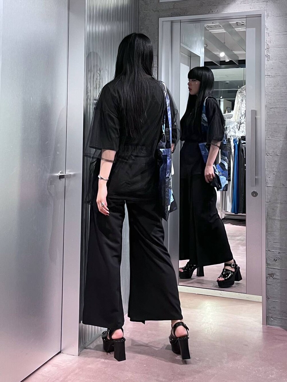ブラック系のサンダル、ブラック系のトートバッグ、ブラック系のTシャツ/カットソーを着用したレディースの夏コーディネートの3枚目の写真