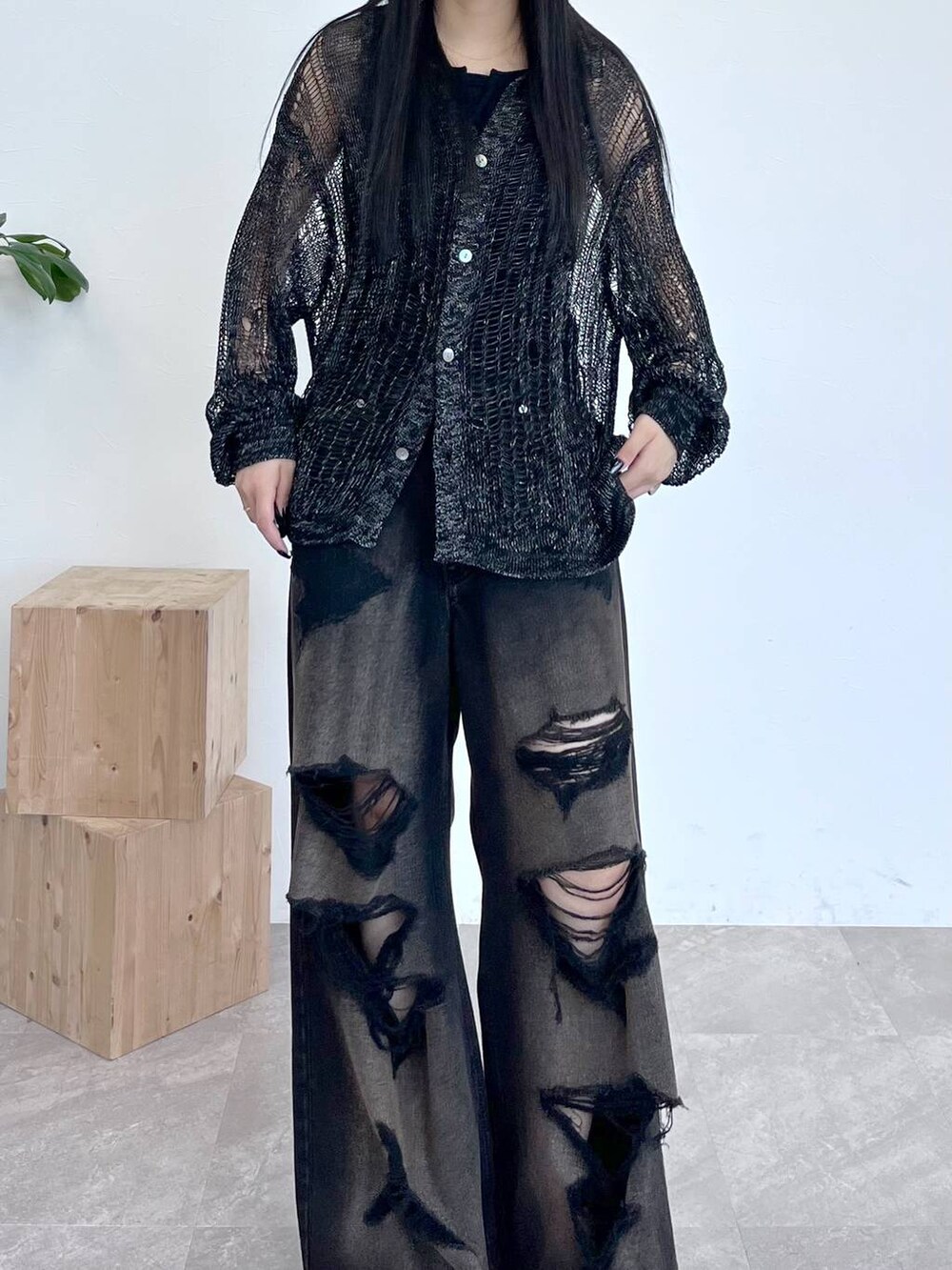 ブラック系のサンダル、ブラック系のデニムパンツ、ブラック系のシャツ/ブラウスを着用したレディースの夏コーディネートの5枚目の写真