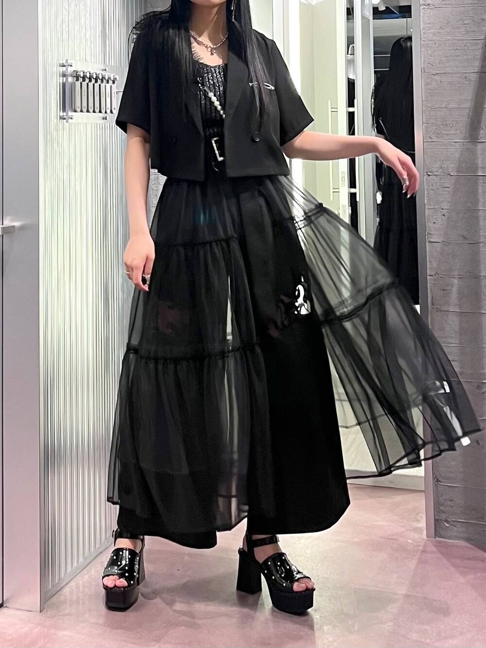 ブラック系のサンダル、ブラック系のその他パンツ、ブラック系のテーラードジャケットを着用したレディースの夏コーディネートの4枚目の写真