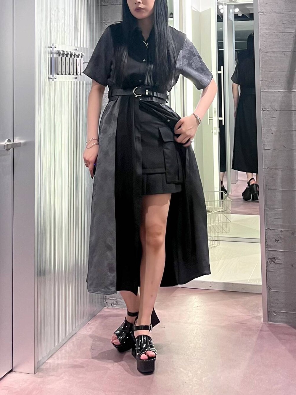 ブラック系のサンダル、グレー系のワンピース、ブラック系のカーゴパンツを着用したレディースの春コーディネートの4枚目の写真