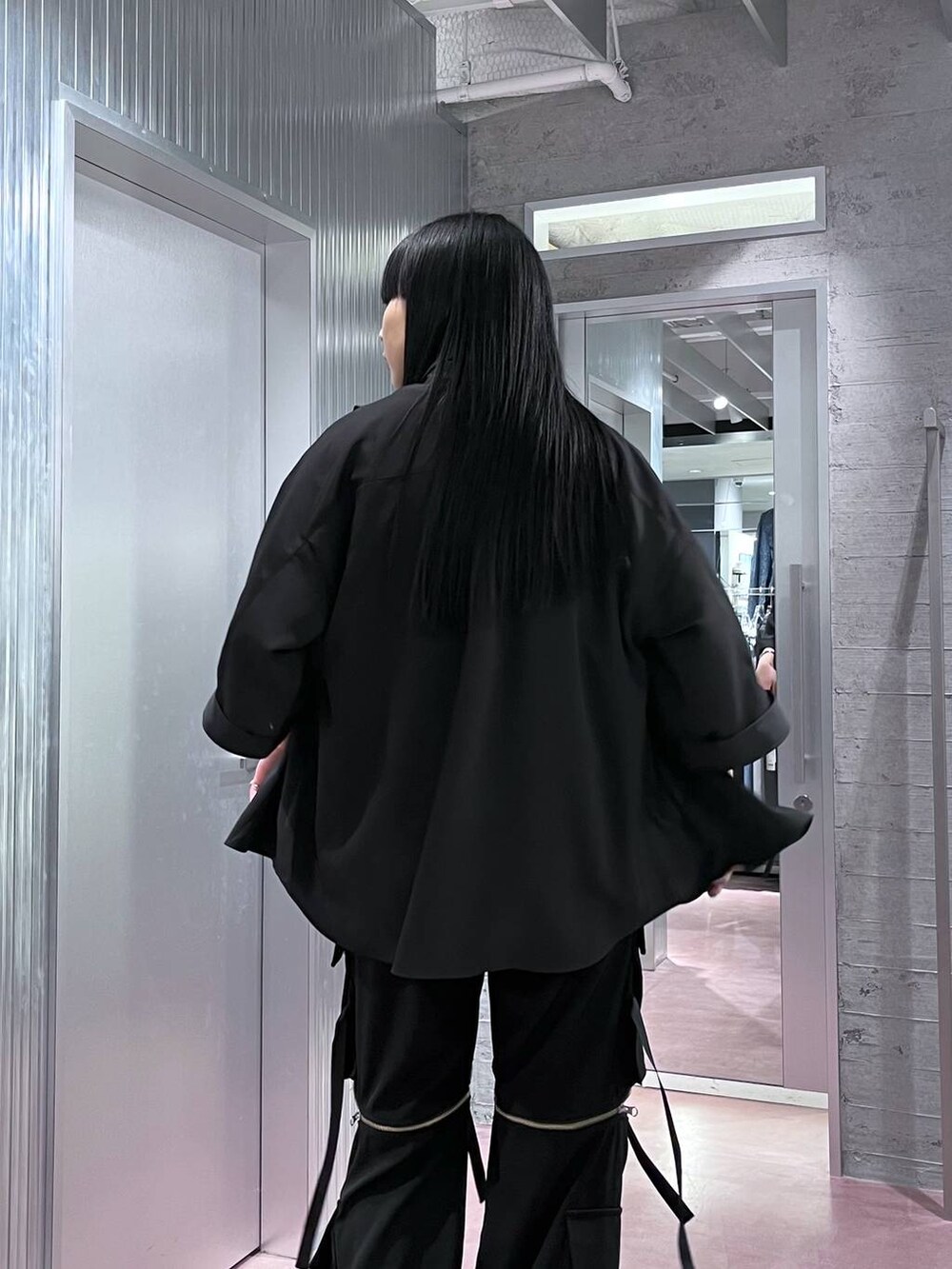 ブラック系のカーゴパンツ、ブラック系のシャツ/ブラウス、ブラック系のTシャツ/カットソーを着用したレディースの春コーディネートの6枚目の写真