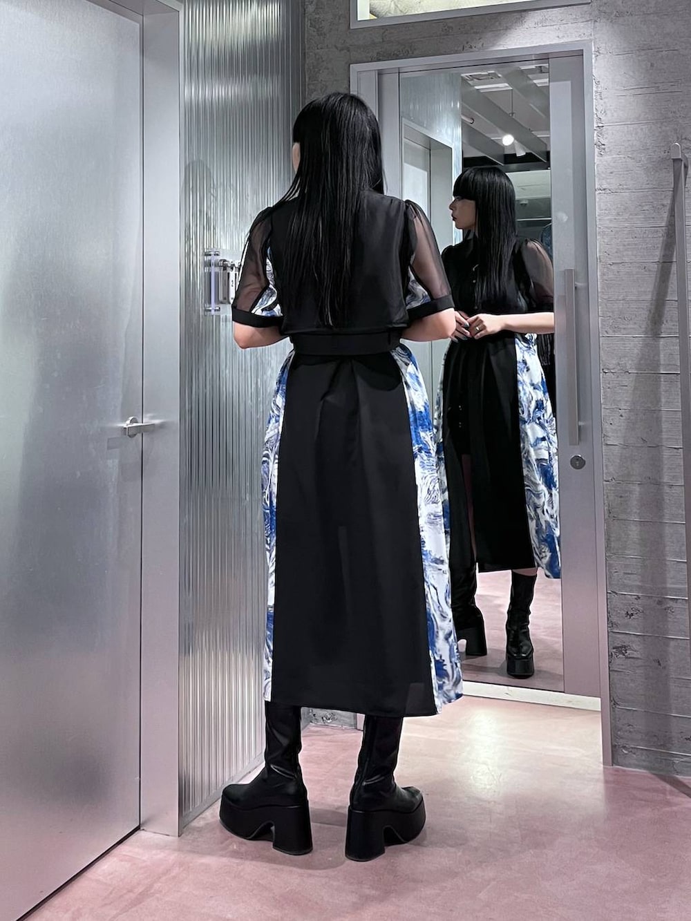 ブルー系のワンピース、ブラック系のその他パンツ、ブラック系のベルトを着用したレディースの春コーディネートの5枚目の写真