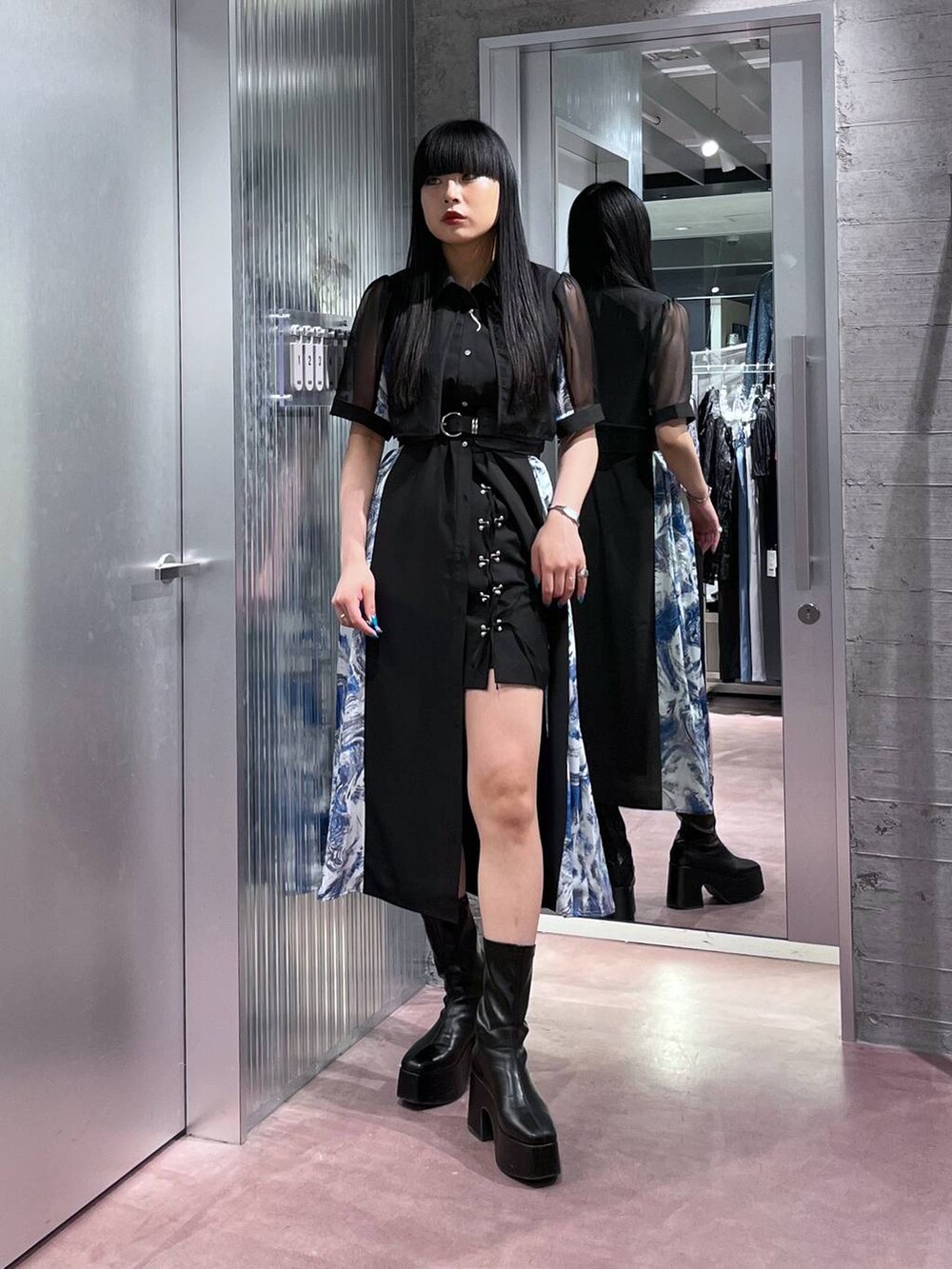 ブルー系のワンピース、ブラック系のその他パンツ、ブラック系のベルトを着用したレディースの春コーディネートの2枚目の写真