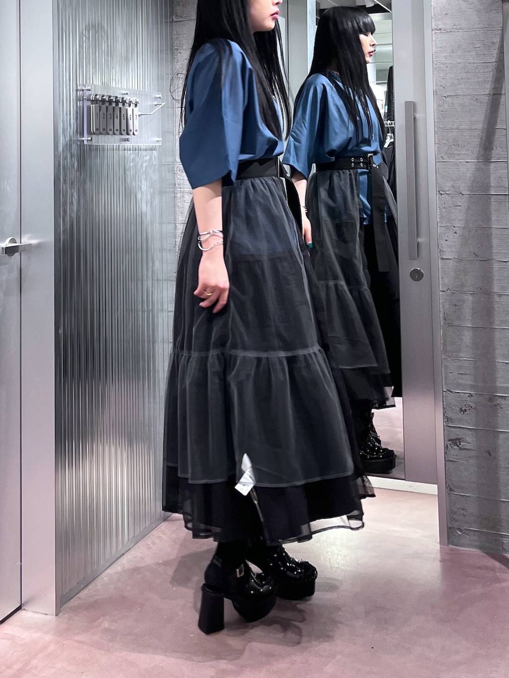 ブラック系のサンダル、ブルー系のTシャツ/カットソー、ブラック系のワンピースを着用したレディースの春コーディネートの6枚目の写真