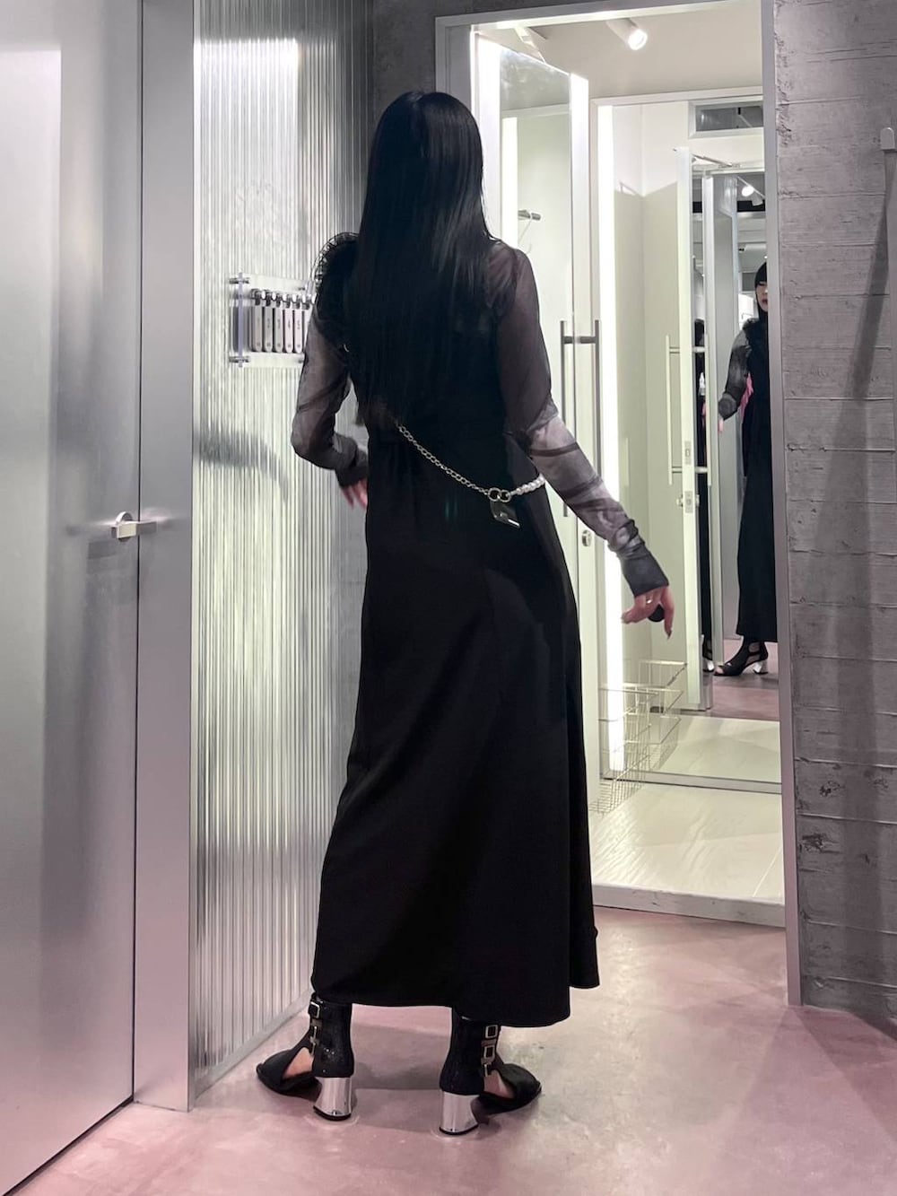 ブラック系のサンダル、ブラック系のジャンパースカート、ブラック系のTシャツ/カットソーを着用したレディースの夏コーディネートの5枚目の写真