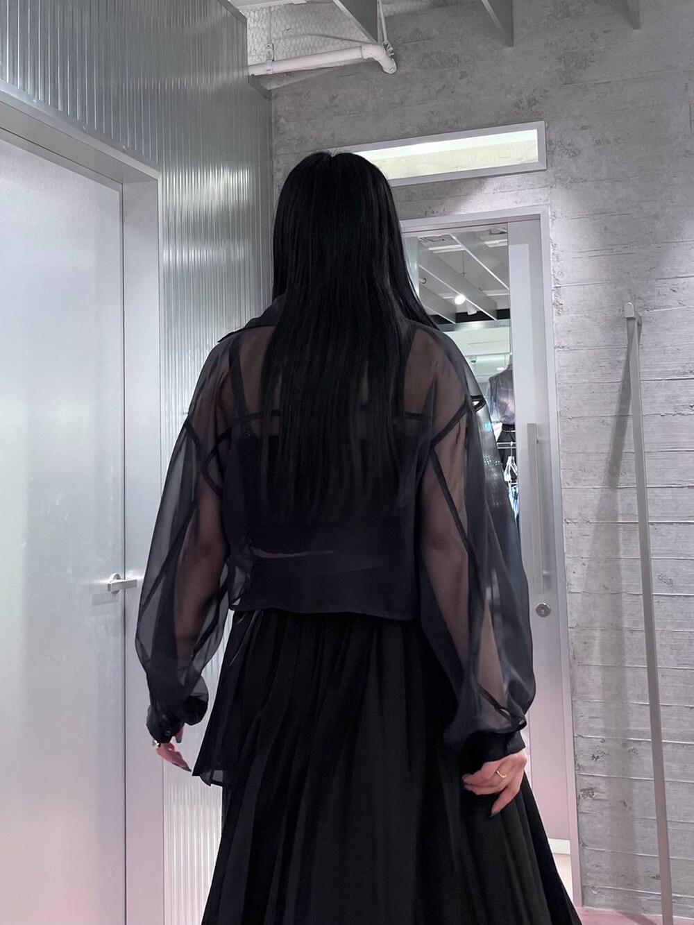 ブラック系のサンダル、ブルー系のシャツ/ブラウス、ブラック系のスカートを着用したレディースの春コーディネートの5枚目の写真