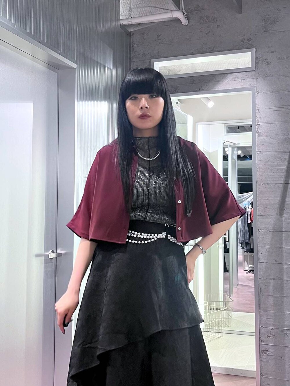 ブラック系のサンダル、レッド系のシャツ/ブラウス、ブラック系のスカートを着用したレディースの春コーディネートの4枚目の写真