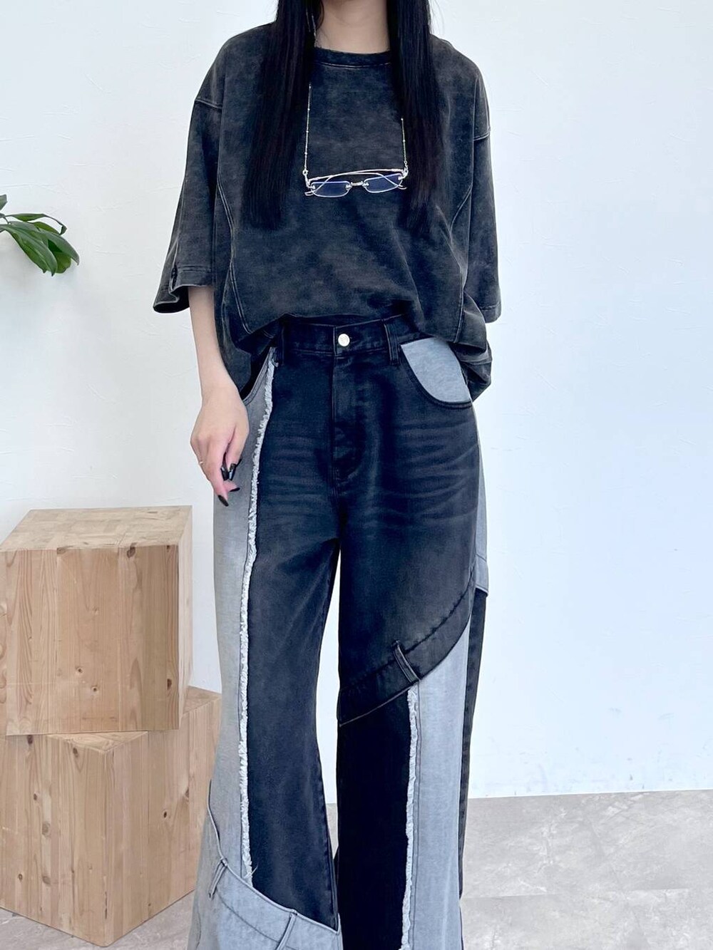 ブラック系のサンダル、グレー系のTシャツ/カットソー、ブルー系のデニムパンツを着用したレディースの夏コーディネートの7枚目の写真