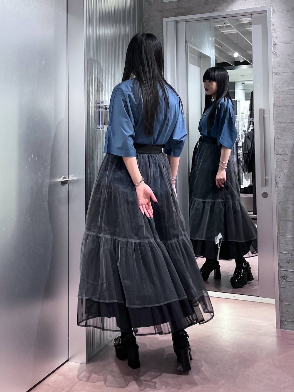 ブラック系のサンダル、ブルー系のTシャツ/カットソー、ブラック系のワンピースを着用したレディースの春コーディネートの5枚目の写真