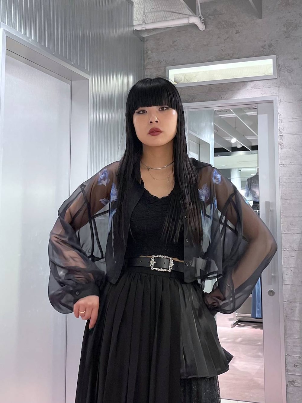 ブラック系のサンダル、ブルー系のシャツ/ブラウス、ブラック系のスカートを着用したレディースの春コーディネートの4枚目の写真