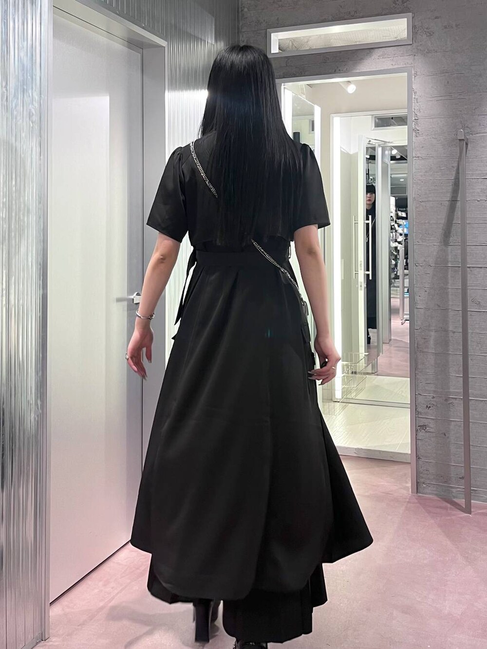 ブラック系のサンダル、ブラック系のその他パンツ、シルバー系のショルダーバッグを着用したレディースの夏コーディネートの7枚目の写真