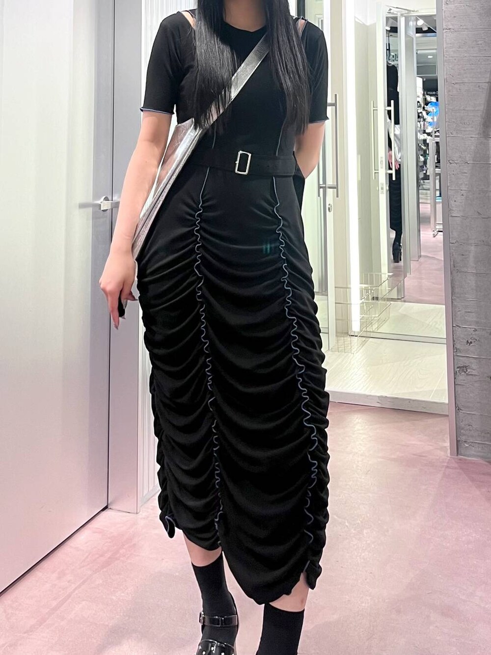 ブラック系のサンダル、シルバー系のショルダーバッグ、ブラック系のワンピースを着用したレディースの夏コーディネートの5枚目の写真