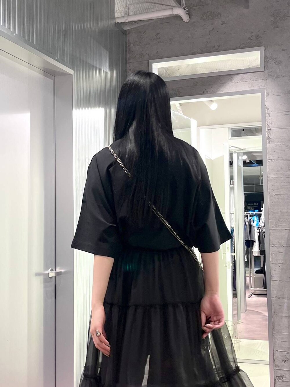 ブラック系のサンダル、ブラック系のその他パンツ、ブラック系のTシャツ/カットソーを着用したレディースの夏コーディネートの8枚目の写真