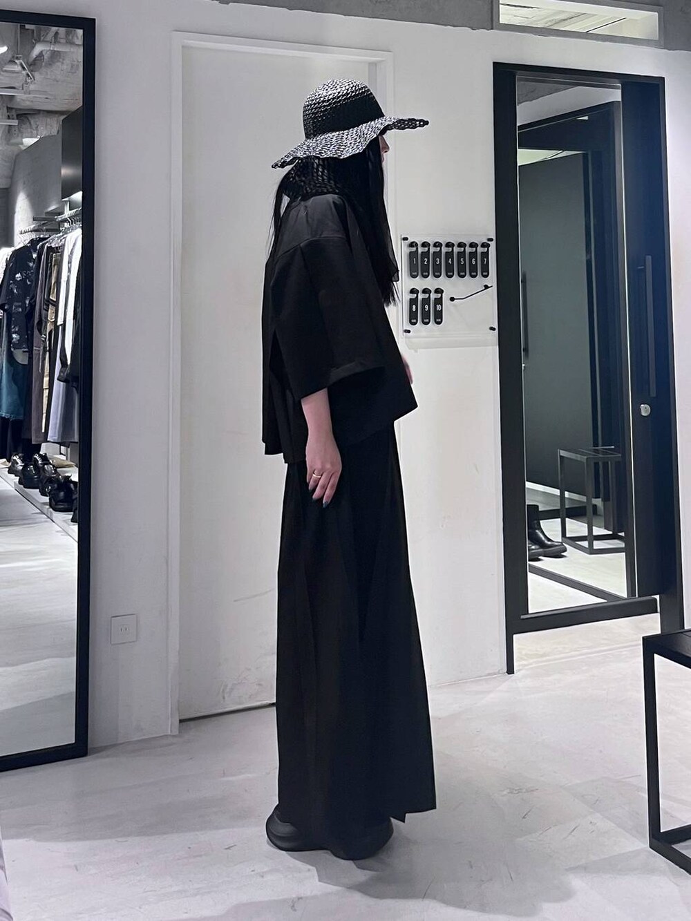 ブラック系のサンダル、ブラック系のその他パンツ、ブラック系のシャツ/ブラウスを着用したレディースの春コーディネートの2枚目の写真