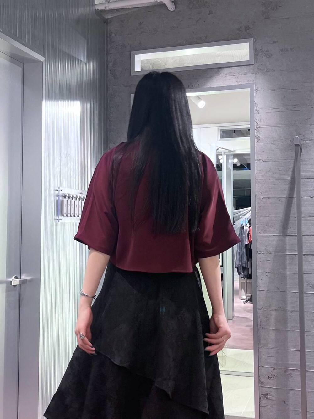 ブラック系のサンダル、レッド系のシャツ/ブラウス、ブラック系のスカートを着用したレディースの春コーディネートの5枚目の写真