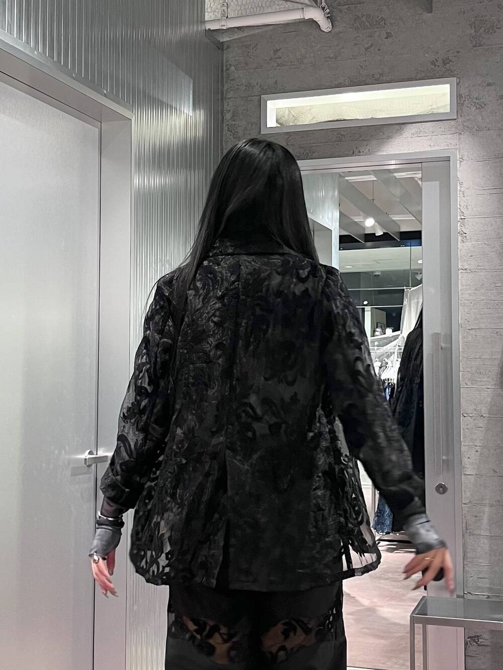 ブラック系のテーラードジャケット、ブラック系のその他パンツ、シルバー系のネックレスを着用したレディースの夏コーディネートの8枚目の写真