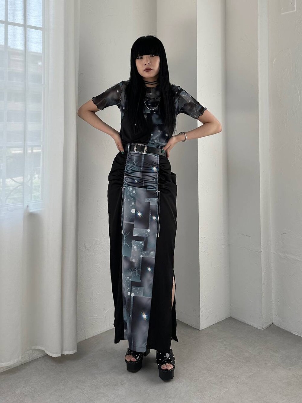 ブラック系のサンダル、ブラック系のTシャツ/カットソー、ブラック系のスカートを着用したレディースの夏コーディネートの3枚目の写真