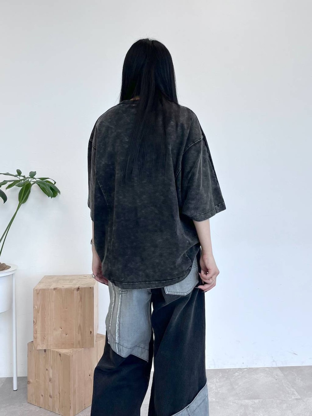 ブラック系のサンダル、グレー系のTシャツ/カットソー、ブルー系のデニムパンツを着用したレディースの夏コーディネートの6枚目の写真