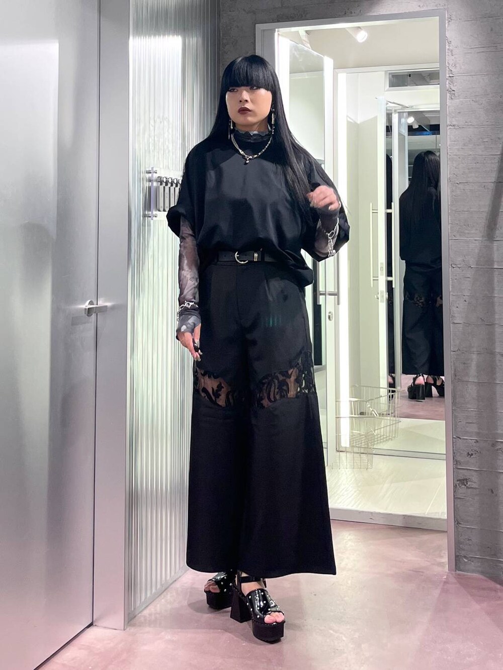 ブラック系のサンダル、ブラック系のその他パンツ、ブラック系のTシャツ/カットソーを着用したレディースの夏コーディネートの2枚目の写真