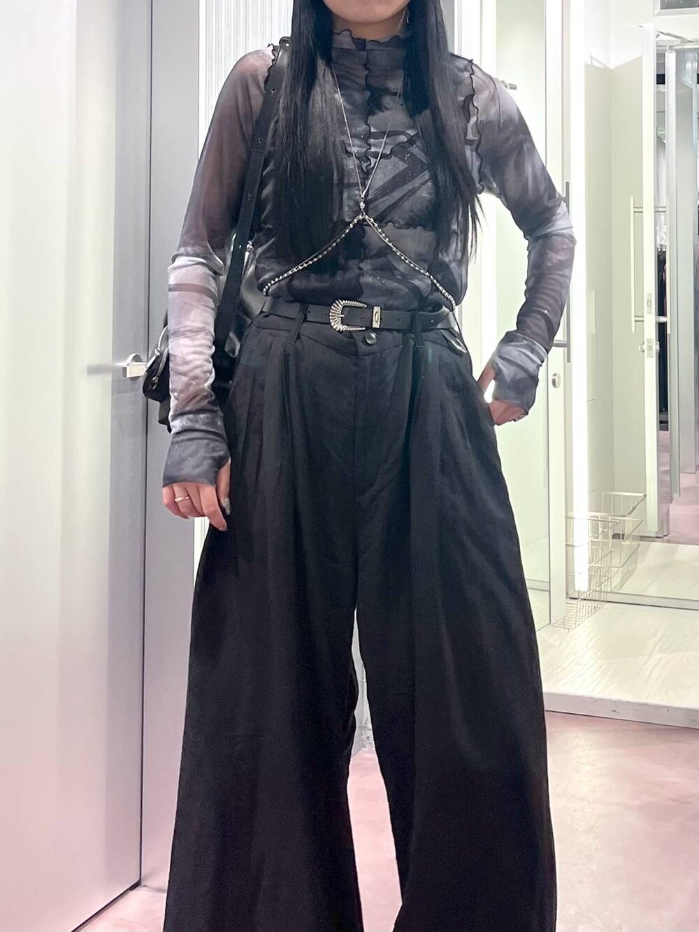 ブラック系のサンダル、ブラック系のショルダーバッグ、ブラック系のその他パンツを着用したレディースの夏コーディネートの6枚目の写真