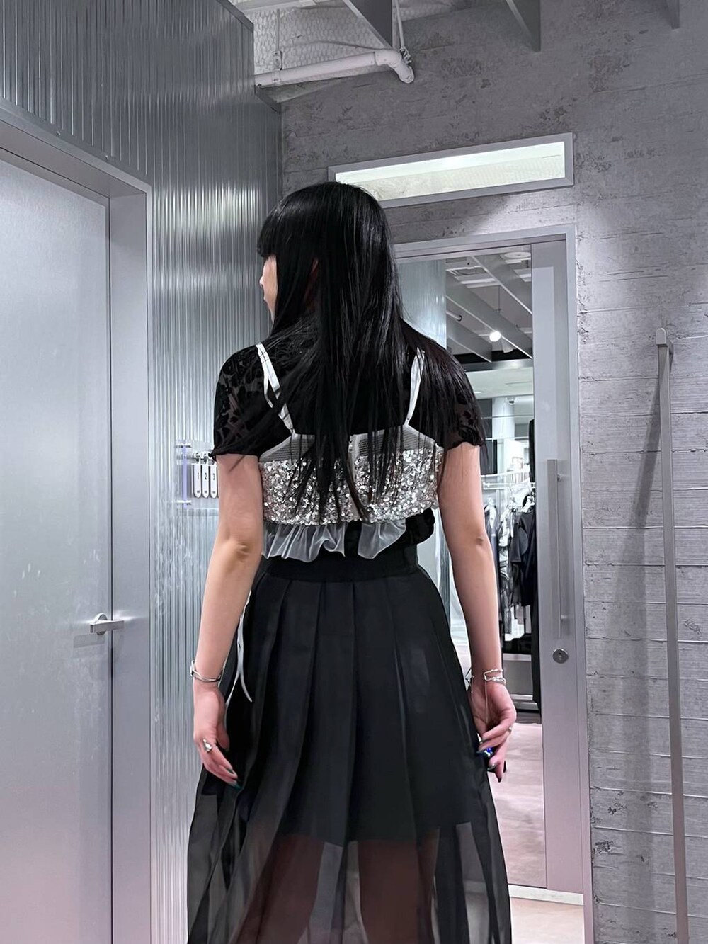 ブラック系のサンダル、シルバー系のチューブトップ、ブラック系のTシャツ/カットソーを着用したレディースの春コーディネートの9枚目の写真