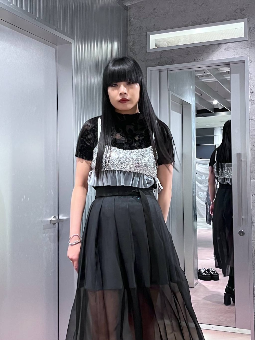 ブラック系のサンダル、シルバー系のチューブトップ、ブラック系のTシャツ/カットソーを着用したレディースの春コーディネートの8枚目の写真