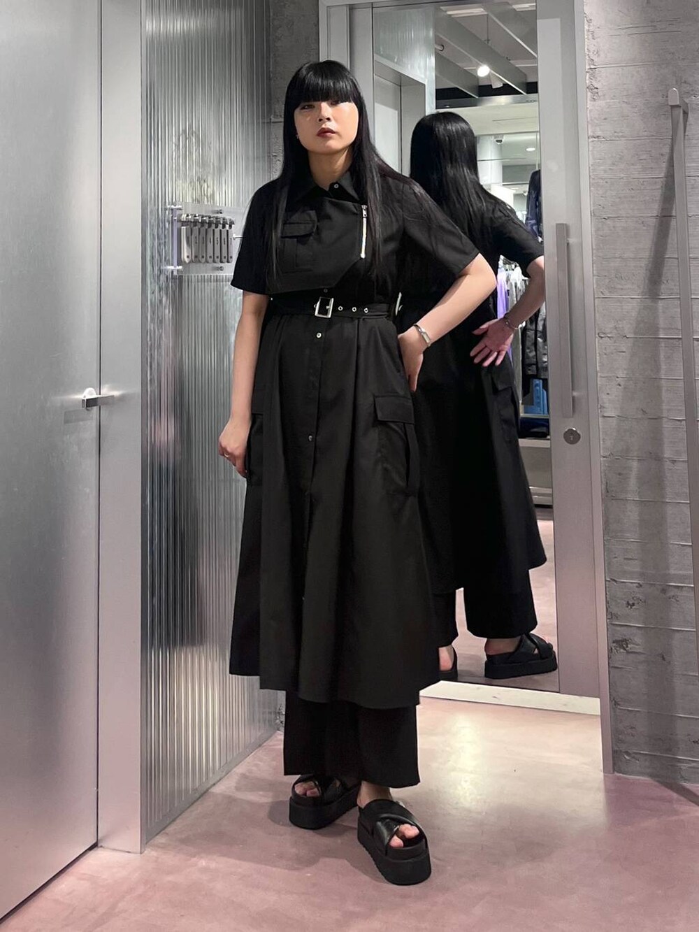 ブラック系のサンダル、ブラック系のその他パンツ、ブラック系のワンピースを着用したレディースの春コーディネートの2枚目の写真