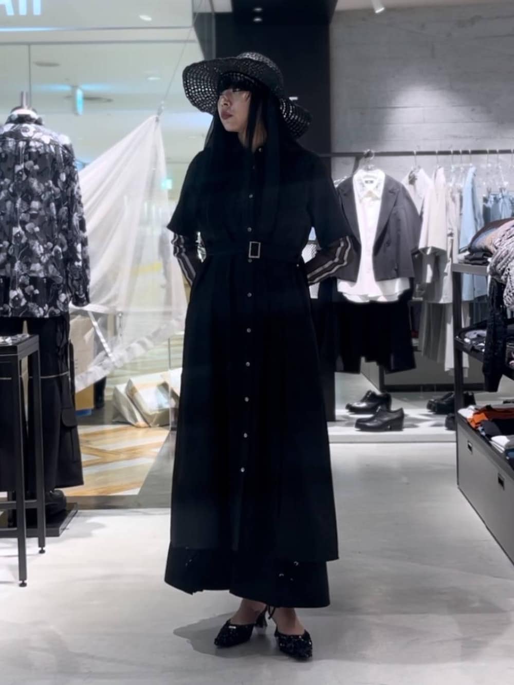 ブラック系のパンプス、ブラック系のその他パンツ、ブラック系のTシャツ/カットソーを着用したレディースの春コーディネートの2枚目の写真