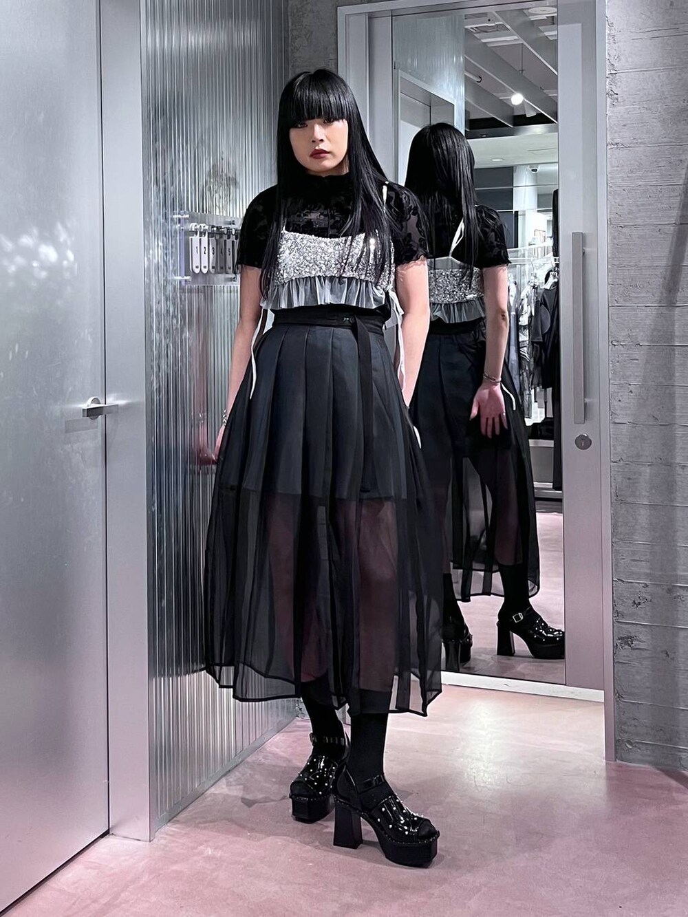 ブラック系のサンダル、シルバー系のチューブトップ、ブラック系のTシャツ/カットソーを着用したレディースの春コーディネートの2枚目の写真