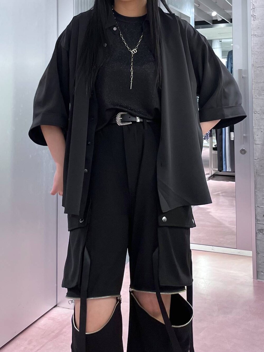 ブラック系のカーゴパンツ、ブラック系のシャツ/ブラウス、ブラック系のTシャツ/カットソーを着用したレディースの春コーディネートの2枚目の写真