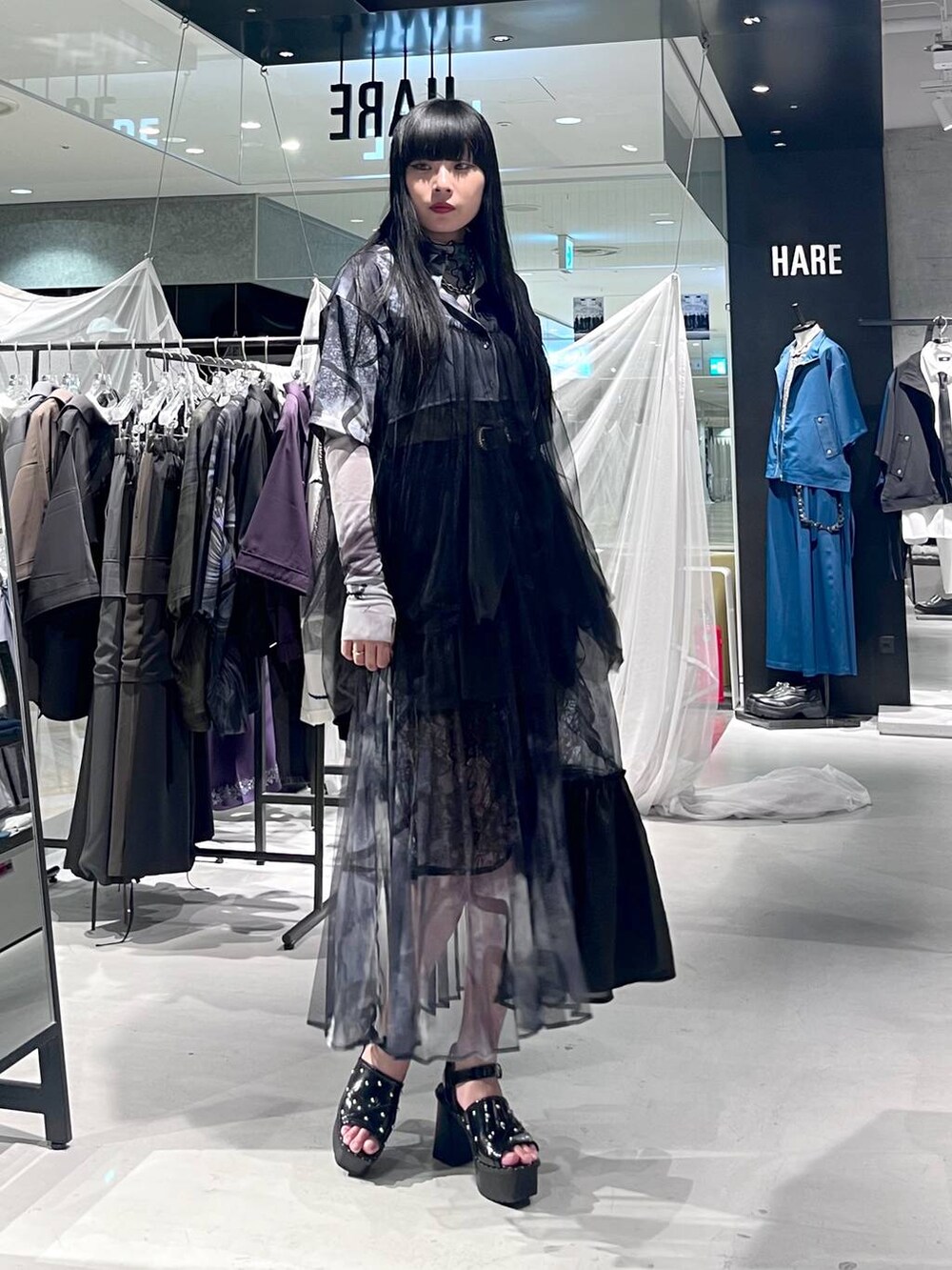 ブラック系のサンダル、ブラック系のスカート、ブラック系のシャツ/ブラウスを着用したレディースの春コーディネートの2枚目の写真