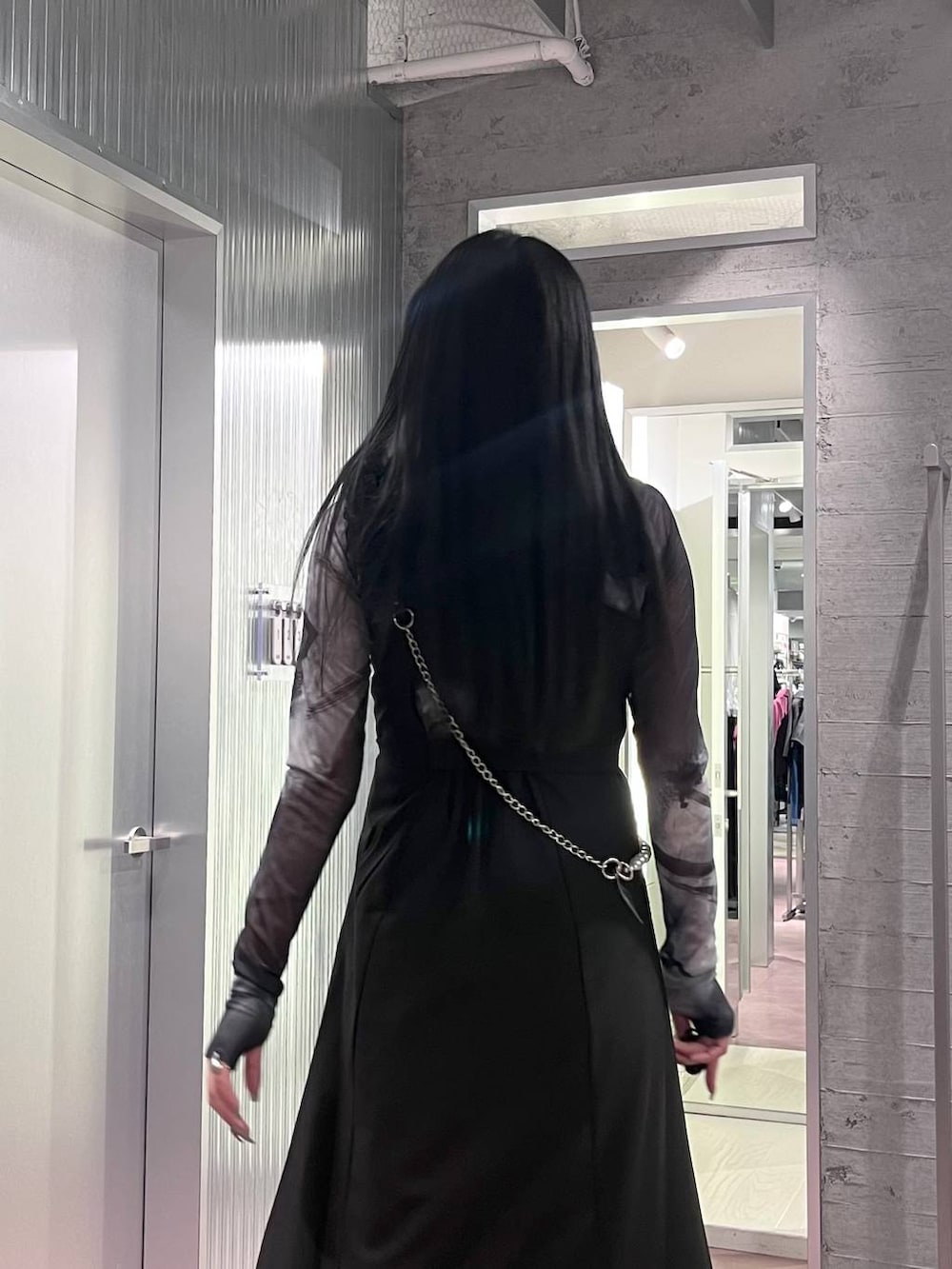 ブラック系のサンダル、ブラック系のジャンパースカート、ブラック系のTシャツ/カットソーを着用したレディースの夏コーディネートの7枚目の写真