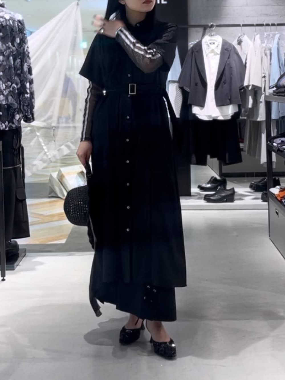 ブラック系のパンプス、ブラック系のその他パンツ、ブラック系のTシャツ/カットソーを着用したレディースの春コーディネートの3枚目の写真