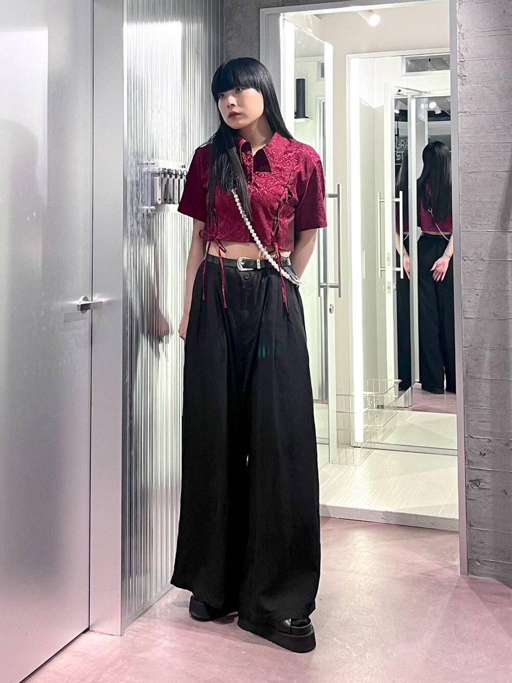 ブラック系のサンダル、レッド系のシャツ/ブラウス、ブラック系のその他パンツを着用したレディースの春コーディネートの2枚目の写真