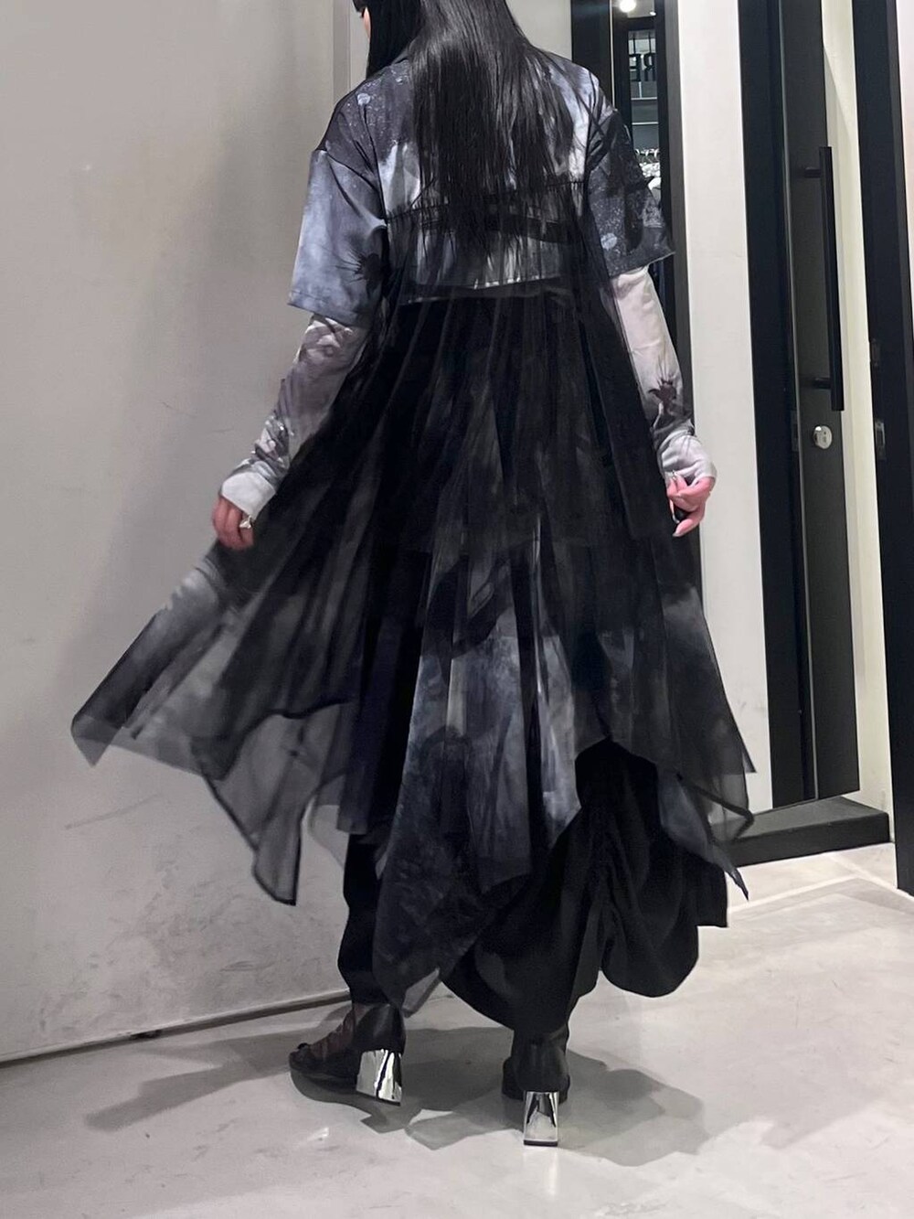 ブラック系のサンダル、ブラック系のスカート、ホワイト系のTシャツ/カットソーを着用したレディースの春コーディネートの9枚目の写真