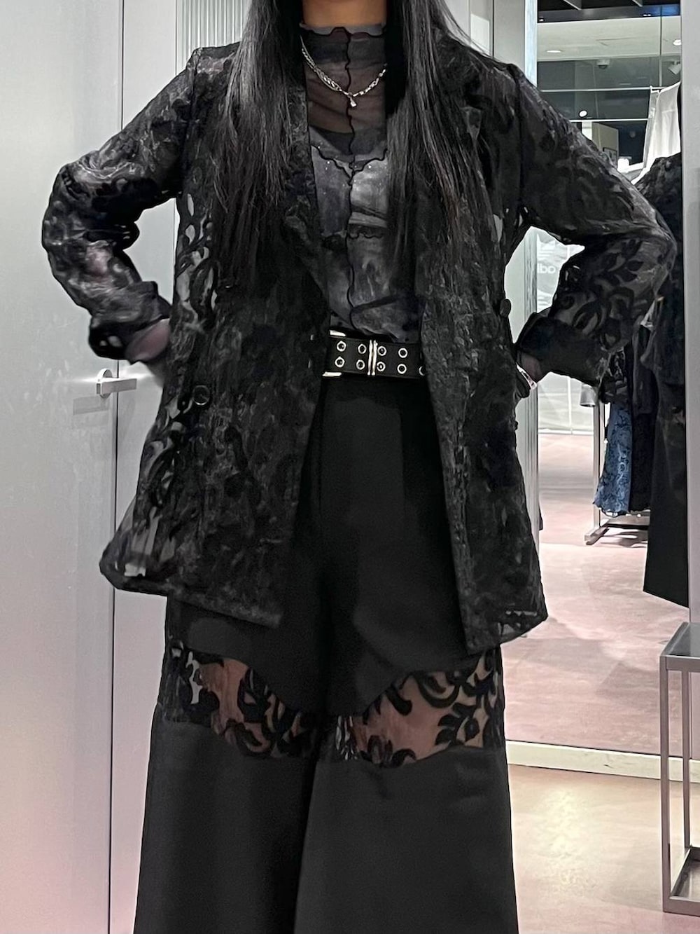 ブラック系のテーラードジャケット、ブラック系のその他パンツ、シルバー系のネックレスを着用したレディースの夏コーディネートの4枚目の写真