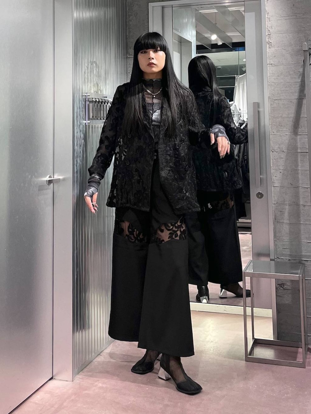 ブラック系のテーラードジャケット、ブラック系のその他パンツ、シルバー系のネックレスを着用したレディースの夏コーディネートの3枚目の写真