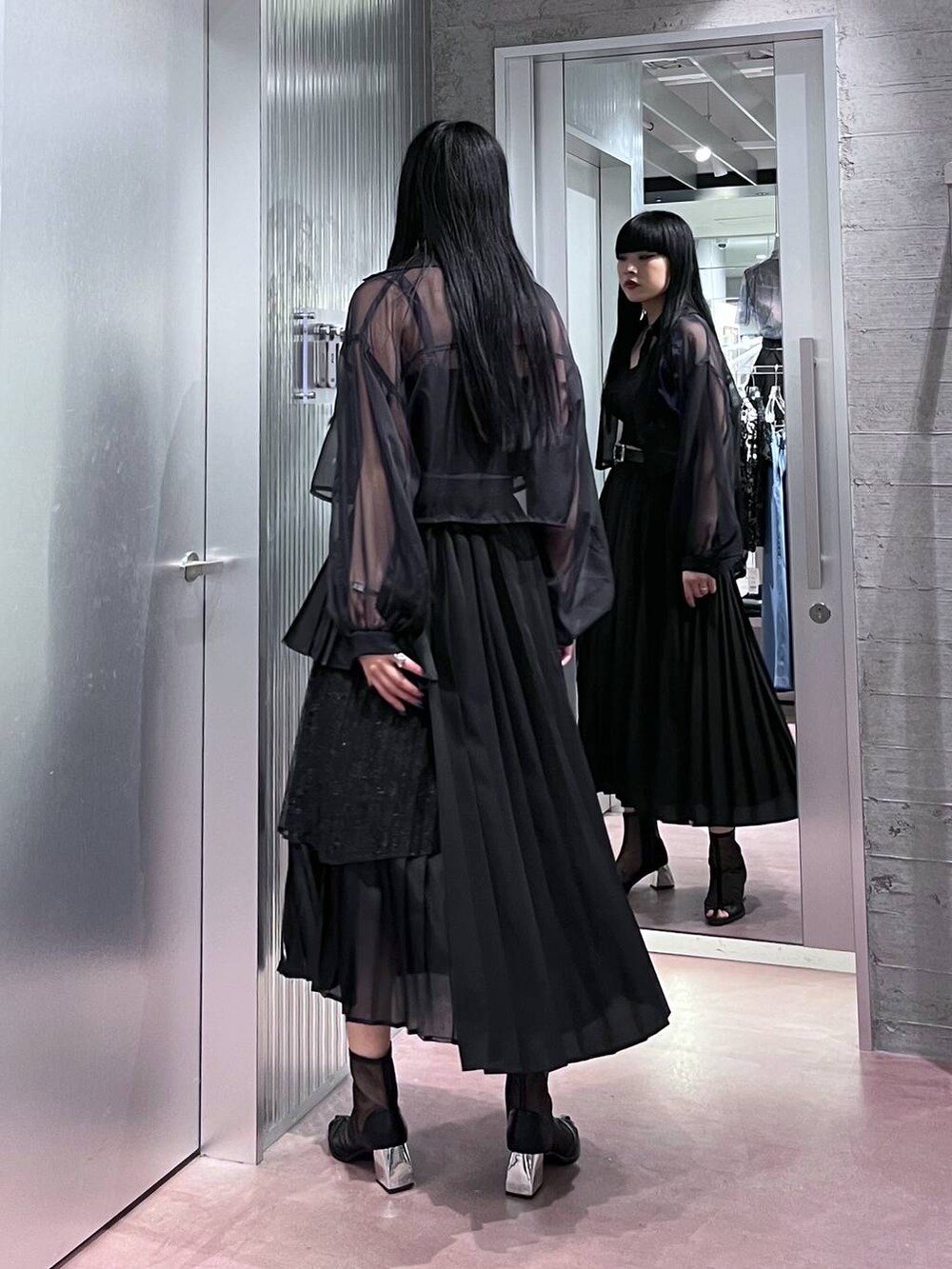 ブラック系のサンダル、ブルー系のシャツ/ブラウス、ブラック系のスカートを着用したレディースの春コーディネートの6枚目の写真