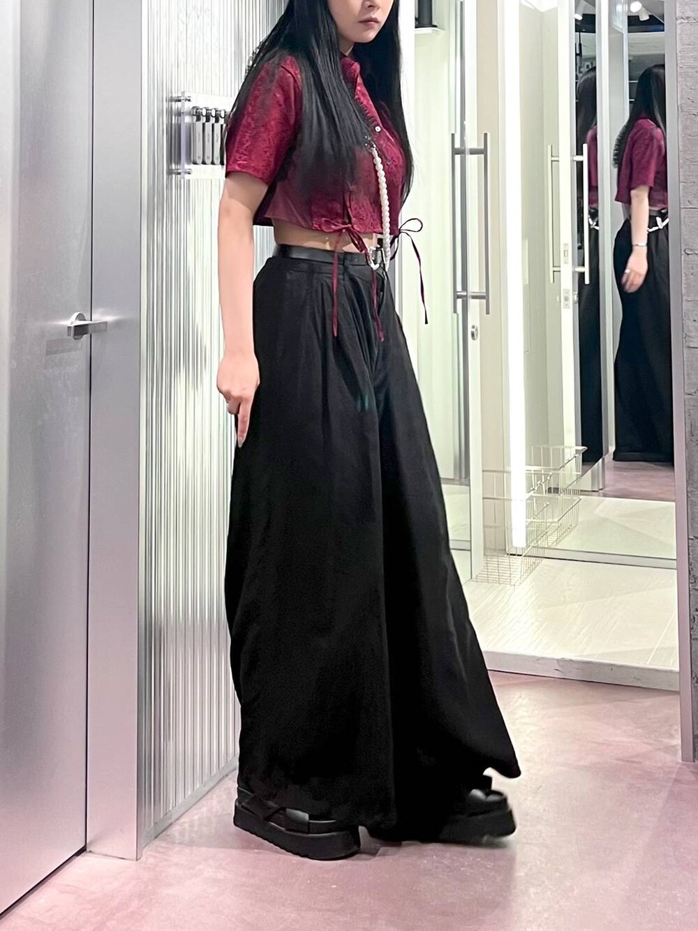 ブラック系のサンダル、レッド系のシャツ/ブラウス、ブラック系のその他パンツを着用したレディースの春コーディネートの4枚目の写真