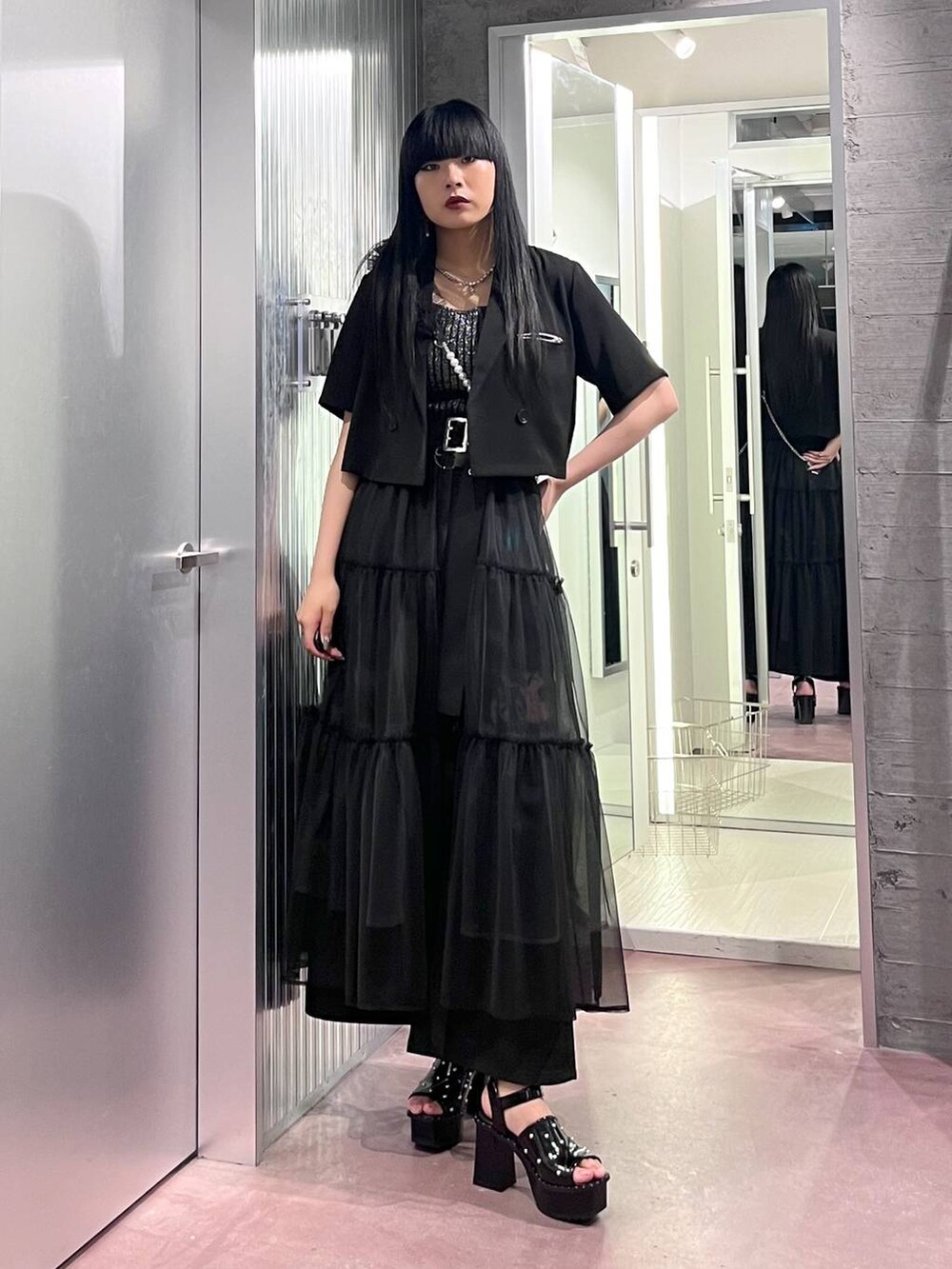 ブラック系のサンダル、ブラック系のその他パンツ、ブラック系のテーラードジャケットを着用したレディースの夏コーディネートの3枚目の写真