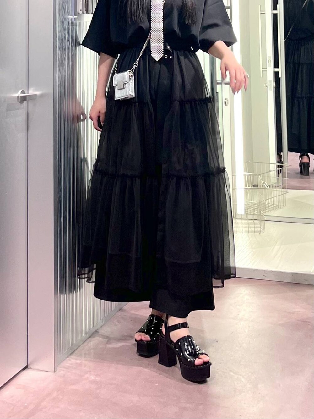 ブラック系のサンダル、ブラック系のその他パンツ、ブラック系のTシャツ/カットソーを着用したレディースの夏コーディネートの3枚目の写真