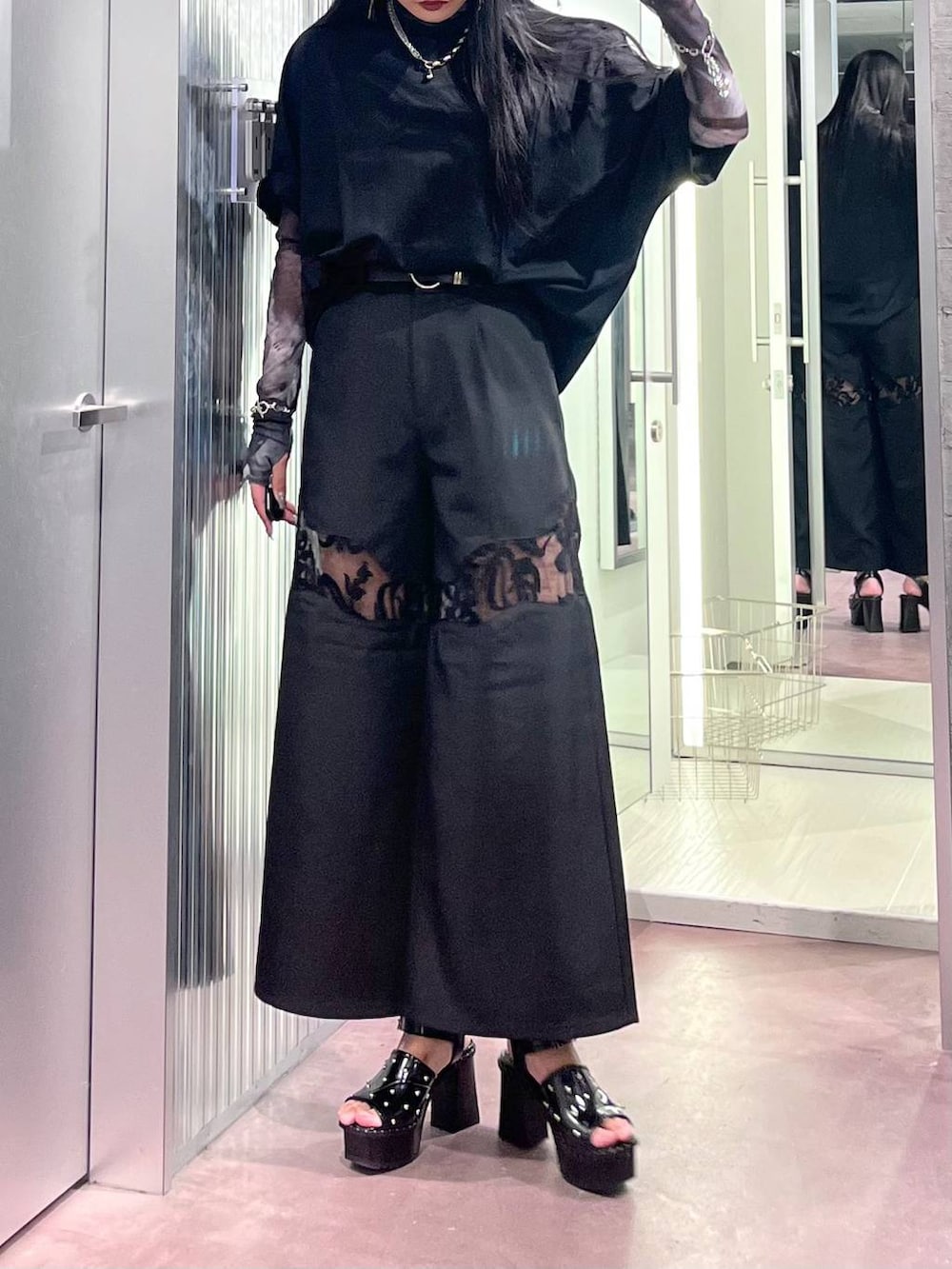 ブラック系のサンダル、ブラック系のその他パンツ、ブラック系のTシャツ/カットソーを着用したレディースの夏コーディネートの4枚目の写真