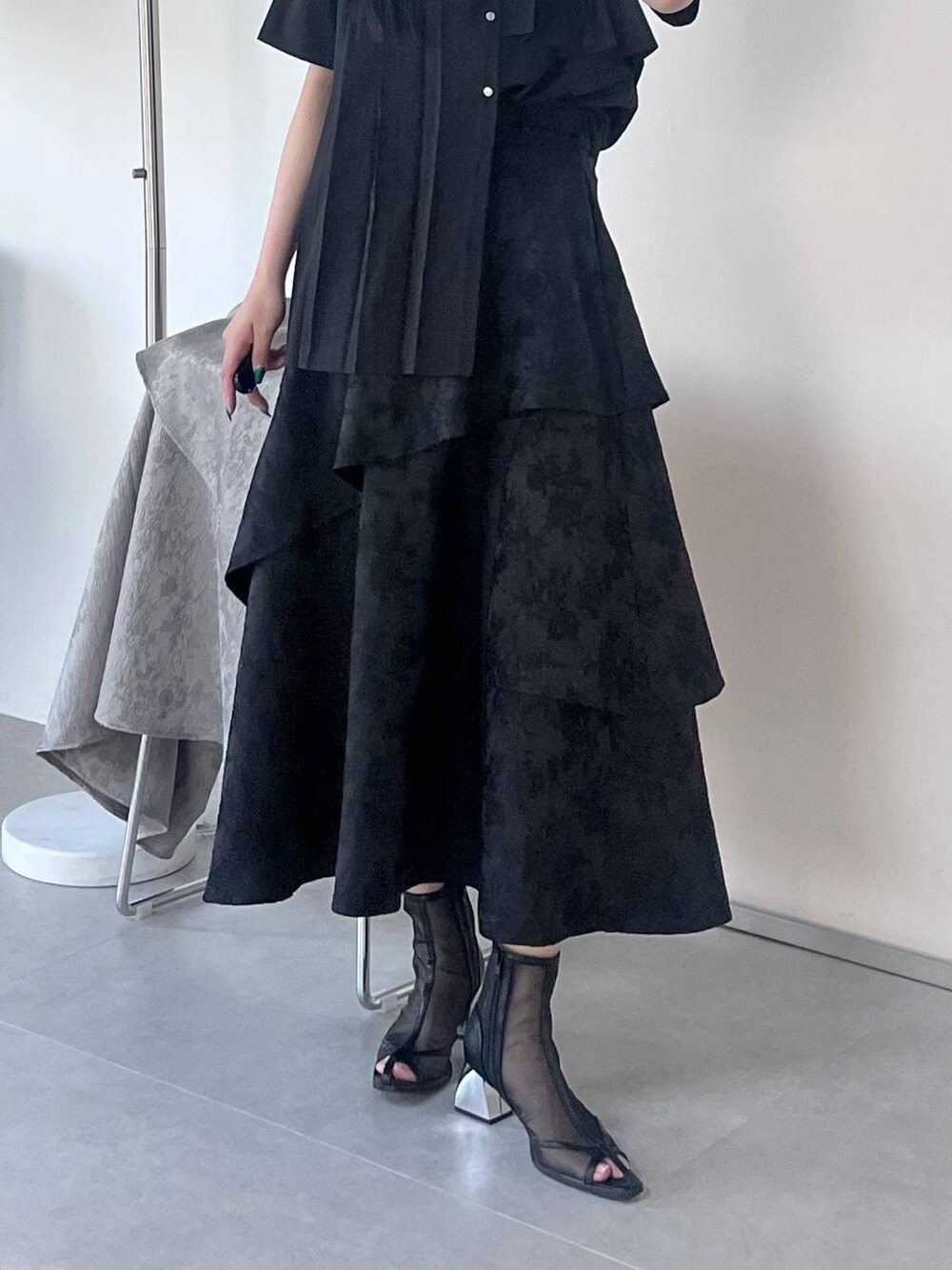 ブラック系のサンダル、ブラック系のシャツ/ブラウス、ブラック系のスカートを着用したレディースの春コーディネートの9枚目の写真