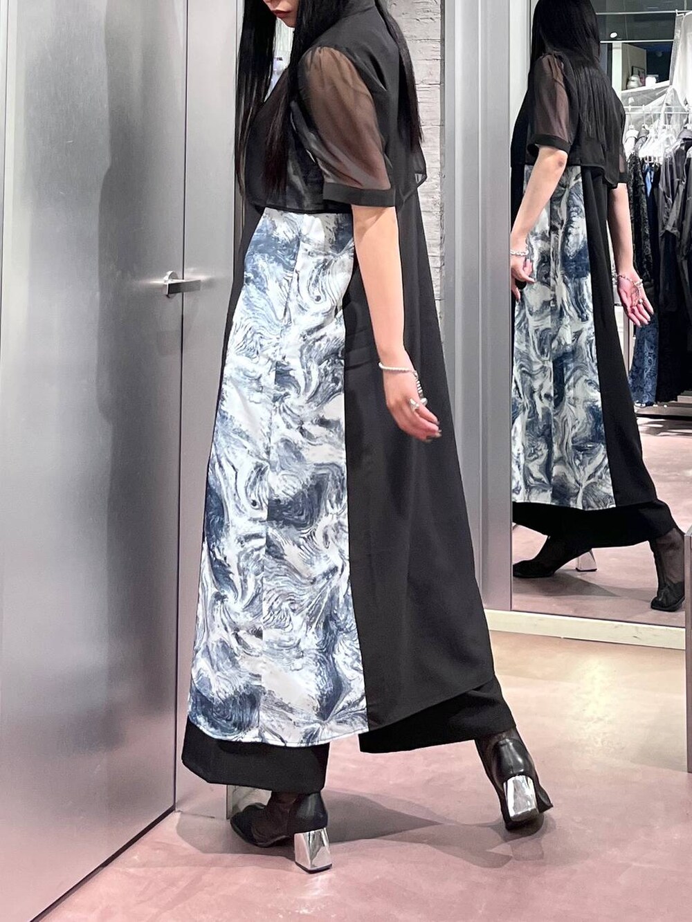 グレー系のワンピースを着用したレディースの夏コーディネートの6枚目の写真