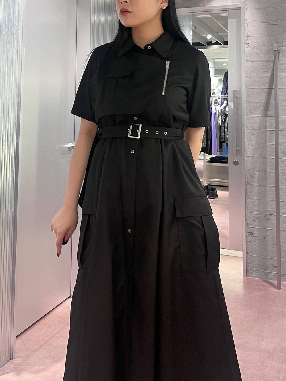 ブラック系のサンダル、ブラック系のその他パンツ、ブラック系のワンピースを着用したレディースの春コーディネートの7枚目の写真