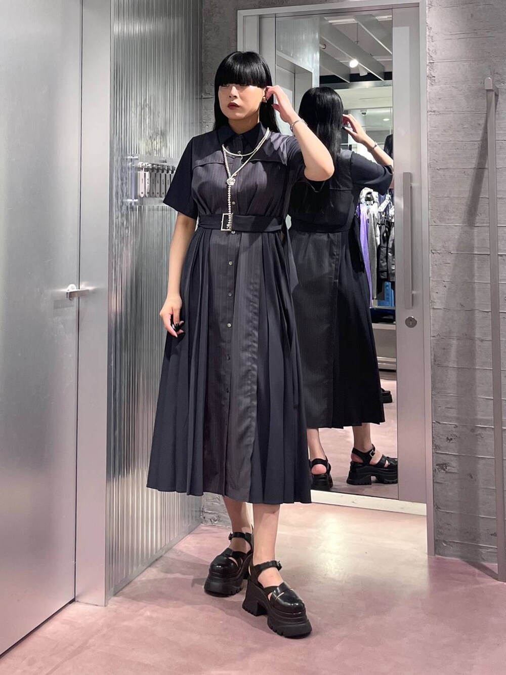 その他のワンピース、ブラック系のサンダル、ゴールド系のネックレスを着用したレディースの春コーディネートの2枚目の写真