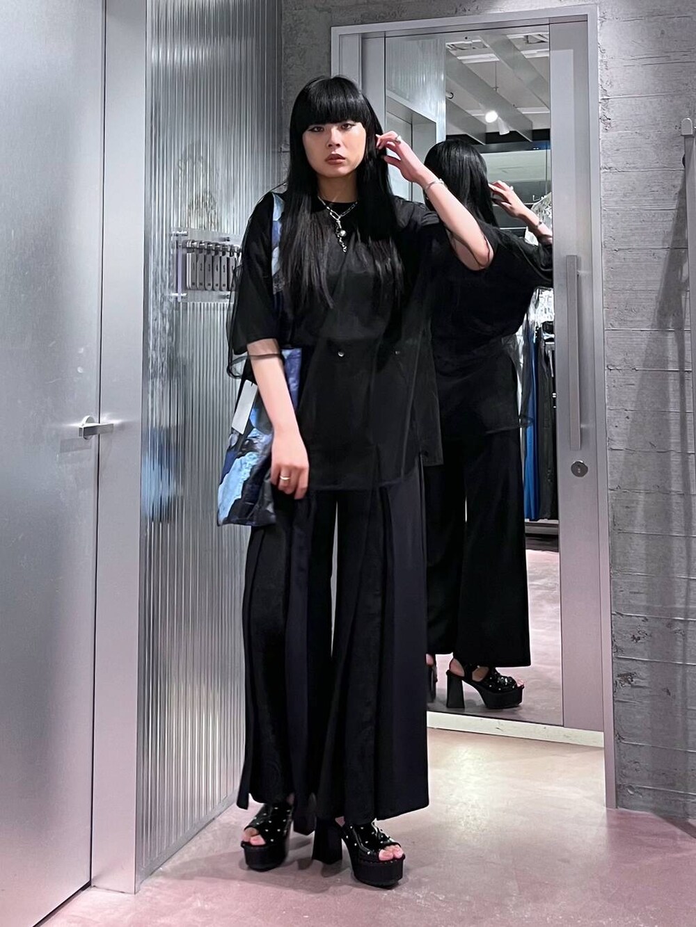 ブラック系のサンダル、ブラック系のトートバッグ、ブラック系のTシャツ/カットソーを着用したレディースの夏コーディネートの2枚目の写真