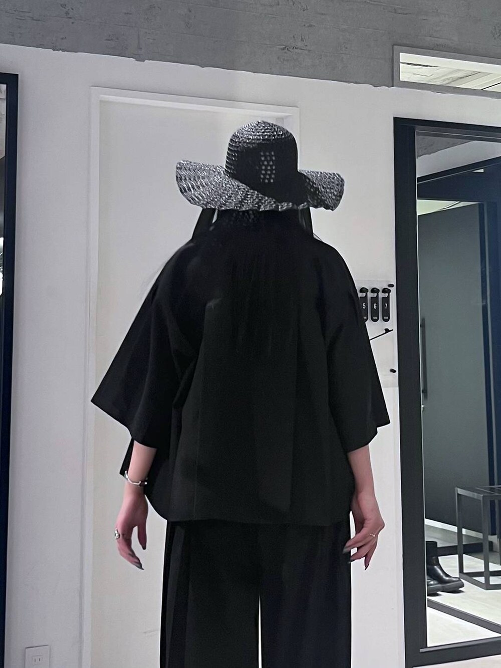 ブラック系のサンダル、ブラック系のその他パンツ、ブラック系のシャツ/ブラウスを着用したレディースの春コーディネートの7枚目の写真
