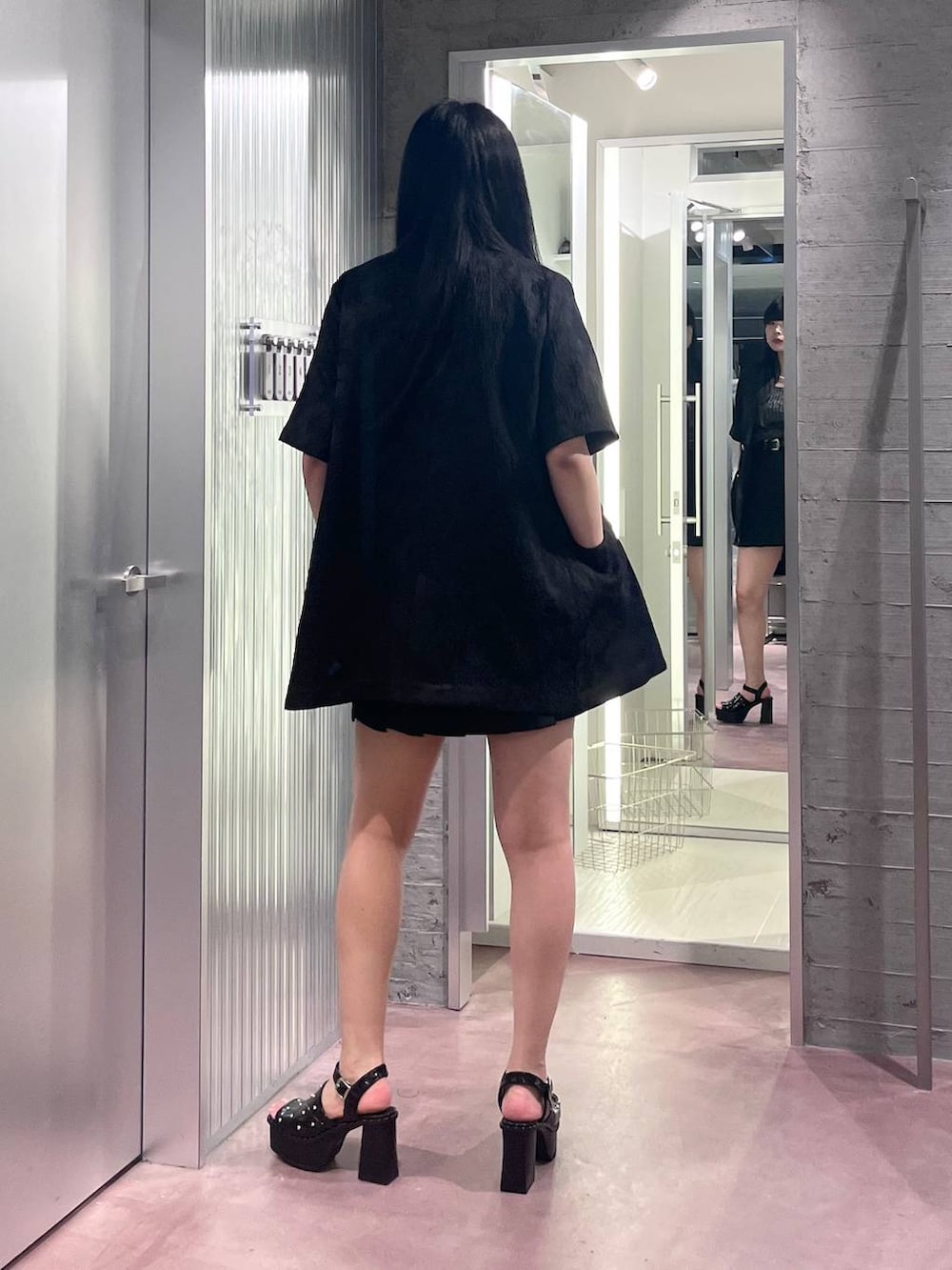 ブラック系のサンダル、ブラック系のタンクトップ、ブラック系のカーゴパンツを着用したレディースの春コーディネートの4枚目の写真