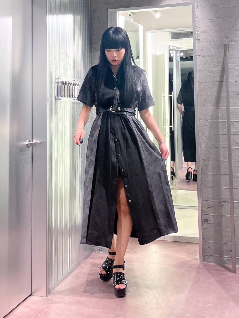 ブラック系のサンダル、グレー系のワンピース、ブラック系のカーゴパンツを着用したレディースの春コーディネートの2枚目の写真